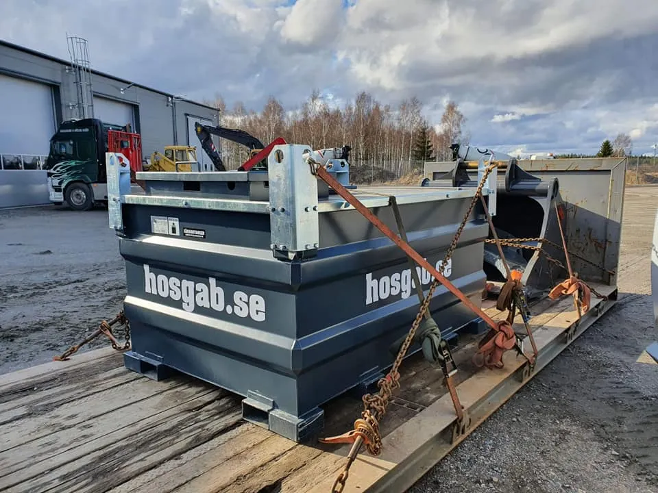 Material och containrar på lastbilsflak